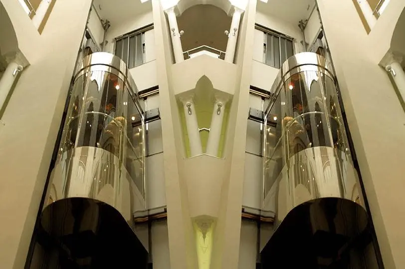 شیشه خم آسانسور