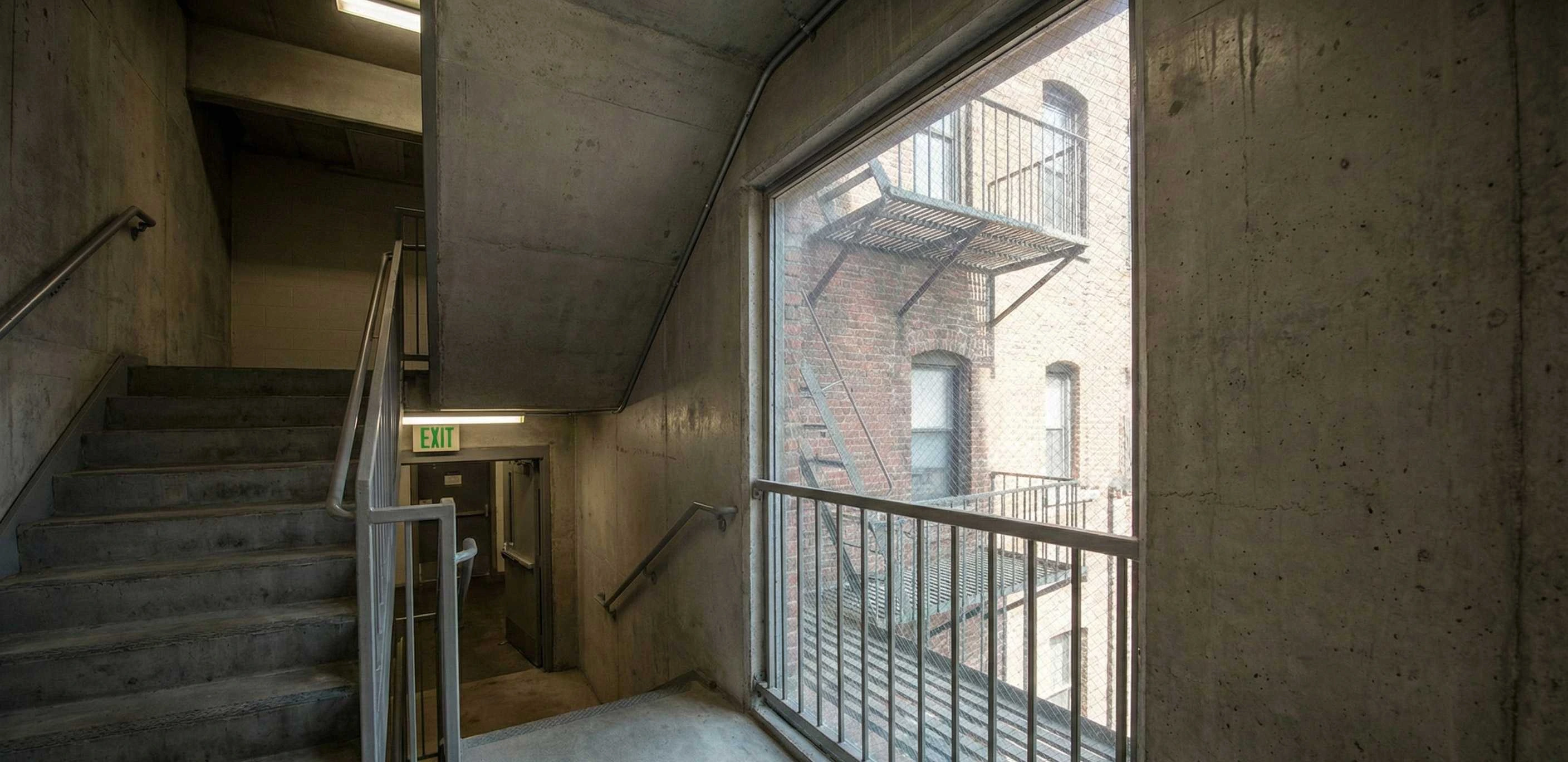 شیشه سیمی راه‌پله‌های اضطراری